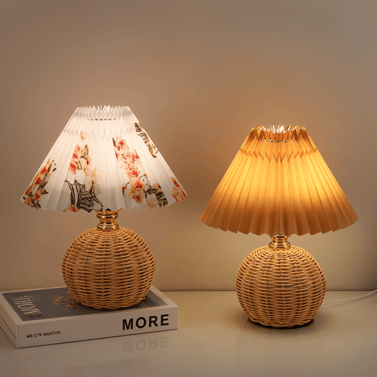 Lampe de table en rotin rétro avec abat-jour plissé