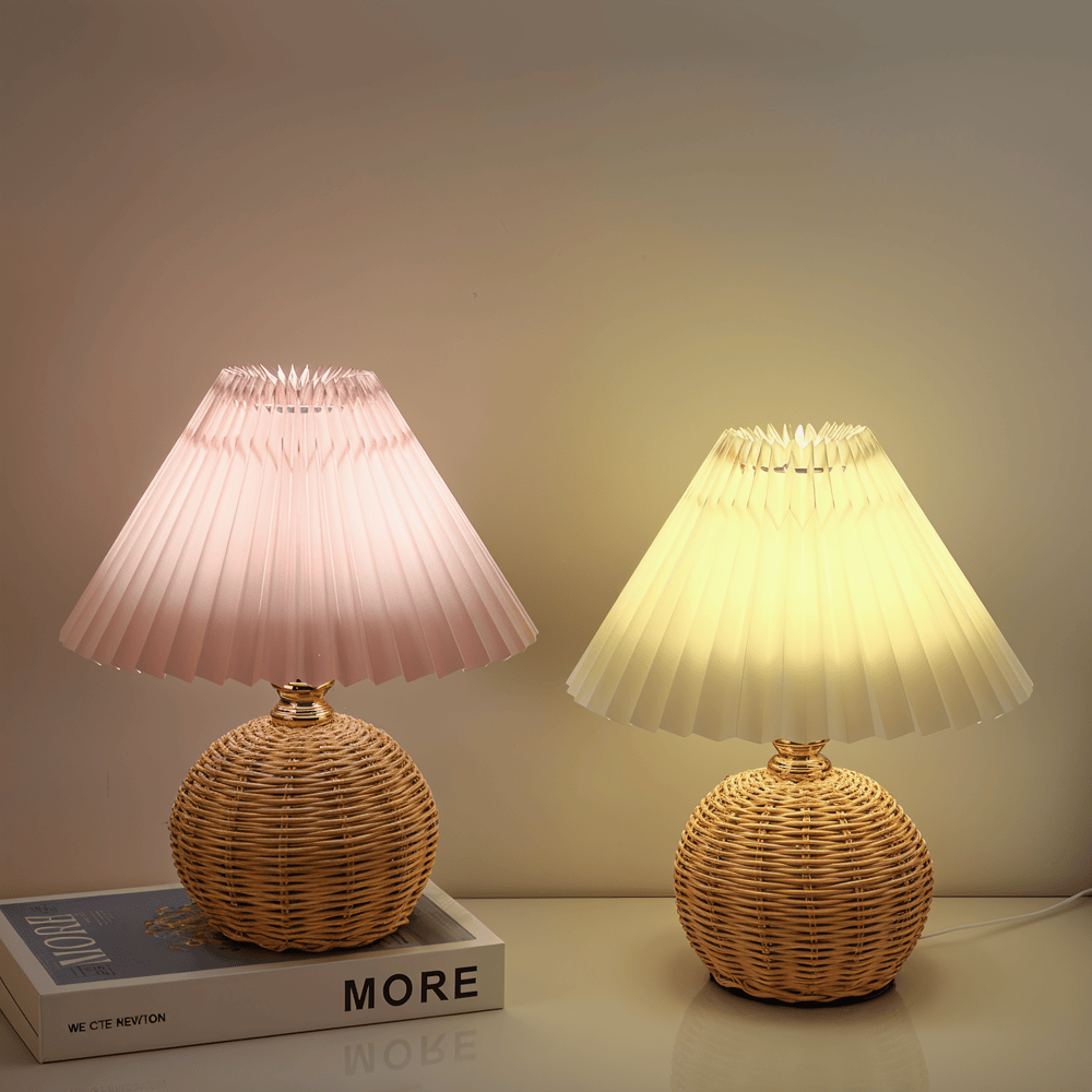 Lampe de table en rotin rétro avec abat-jour plissé