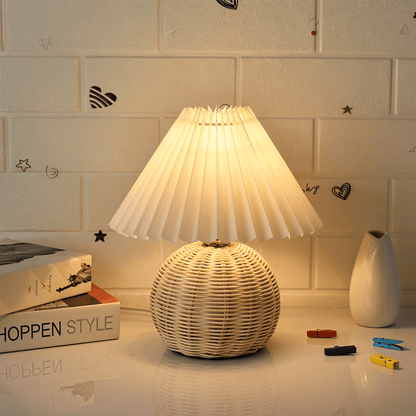 Lampe de table en rotin rétro avec abat-jour plissé
