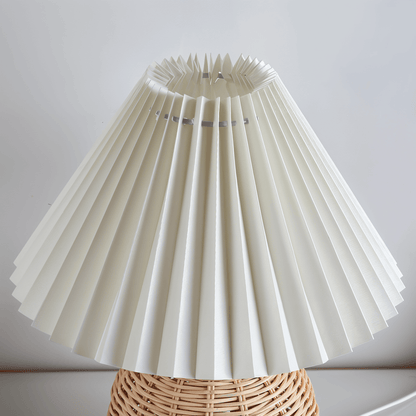 Lampe de table en rotin rétro avec abat-jour plissé
