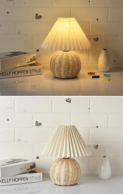 Lampe de table en rotin rétro avec abat-jour plissé