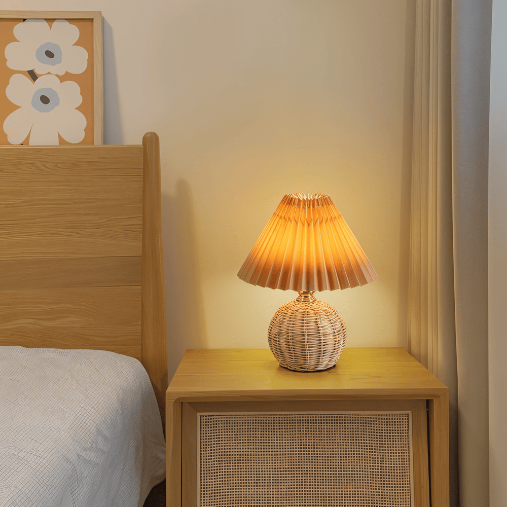 Lampe de table en rotin rétro avec abat-jour plissé